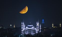 Sultanahmet Camii ve yarım ay aynı karede görüntülendi