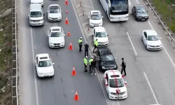 Kural ihlali yapan sürücü polisleri tehdit etti! Bakanlık personeliyim