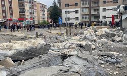 Çankırı'yı fırtına vurdu: 6 kişi yaralandı, çatılar uçtu, ağaç ve minare devrildi