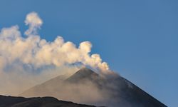 Etna Yanardağı halka şeklinde duman püskürttü