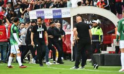 Halil Umut Meler'in yönettiği maçta Kayserispor Başkanı sahaya daldı: Güçlükle zapt ettiler