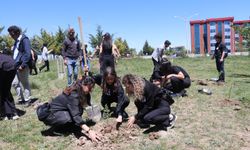 Depremde kaybettikleri arkadaşları anısına 100 ağaç fidanı diktiler