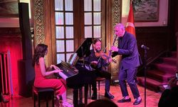 Atina'daki konserde Türkçe ve Yunanca şarkılar dinleyiciyle buluştu