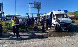 Bingöl'de işçi servisi ile otomobil çarpıştı: 10 yaralı