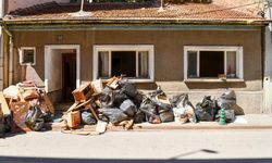 Eskişehir'de bir evden 5 ton çöp çıkarıldı