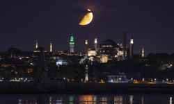 İstanbul'da yarım Ay manzarası mest etti