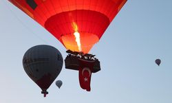 Kapadokya’da balonlar Türk bayraklarıyla uçtu