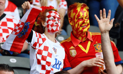 İspanya - Hırvatistan maçında tribünde renkli görüntüler