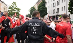 Almanya'da polisin bozkurt hazımsızlığı! Türk taraftarlarının yürüyüşünü durdurdu