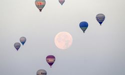 Kapadokya’da dolunay ve balonlar gökyüzünü süsledi