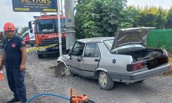 Hatay'da direğe çarpan otomobilin sürücüsü öldü