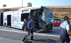 İstanbul’da feci kaza: Metrobüs bariyerlere çarptı, 1 kişi hayatını kaybetti