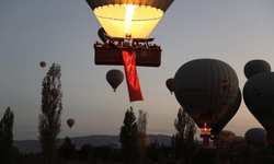 Sıcak hava balonları Türk bayraklarıyla uçtu