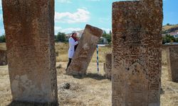 Van Gölü'nden çıkarılan Selçuklu mezar taşları ait oldukları yere taşındı