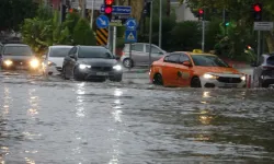 Adana'da şiddetli yağış hayatı olumsuz etkiledi: Yollar göle döndü