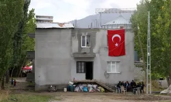 Şehit Maşallah Abakay'ın Muş'taki evine Türk bayrağı asıldı