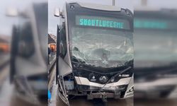 Avcılar'da iki metrobüs çarpıştı: 2 yaralı