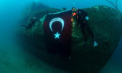 İzmir'de dalgıçlar su altında Türk bayrağı açtı