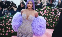 Kylie Jenner'dan göğüs dekolteli poz