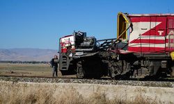 Muş'ta yolcu treni beton pompasına çarptı: 1 makinist hayatını kaybetti