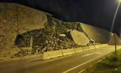 Zonguldak karayolundaki heyelan anı kamerada