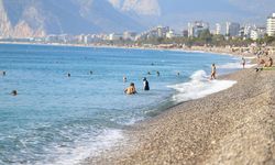 Antalya’da yazdan kalma günler: Kasım ayında denize girdiler