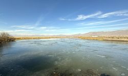 Ardahan'da Kura Nehri'nin yüzeyi buz tuttu