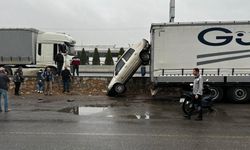 Bariyerleri aşan otomobil tıra çarpıp dorsede asılı kaldı