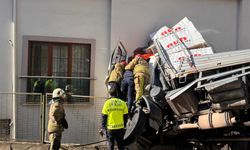 Kartal'da kontrolden çıkan beton yüklü tır eve girdi