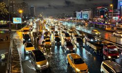 İstanbul'da trafik kilitlendi: Yoğunluk yüzde 87'ye ulaştı