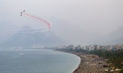 Türk Yıldızları Antalya semalarında ‘Ata’ya saygı’ uçuşu yaptı