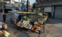 Suriyeli esnaf, rejim tankını manav tezgahı yaptı