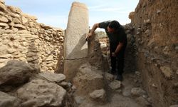 12 bin yıllık 2 metre boyunda işlenmiş taş blok bulundu