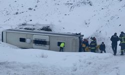 Erzincan'da yolcu otobüsü şarampole devrildi