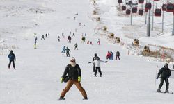 İç Anadolu'nun zirvesi Erciyes'te pistler kayakseverlerle doldu