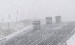 Kar ve tipi kara yollarında ulaşımı aksattı