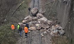 Karabük'te heyelan: Dev kayalar demir yolunu kapattı