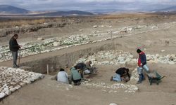 Oluz Höyük kazısında 2 bin 100 yıllık kuş şeklinde asker düdüğü bulundu