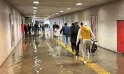 Fatih'te metro alt geçidini kanalizasyon suyu bastı