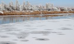 Türkiye'nin en uzun nehri Kızılırmak'ın yüzeyi kısmen buzla kaplandı