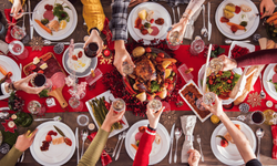 Yılbaşı akşamında yemek yerken pişman etmeyecek 10 altın kural