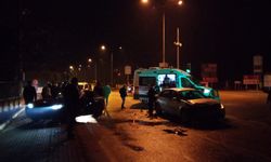 Ambulansa yol vermek isteyen 2 otomobil çarpıştı: 4 yaralı