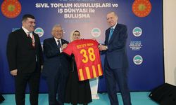 Cumhurbaşkanı Erdoğan’a Kayserispor forması hediye edildi