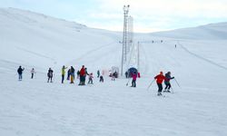 Hakkari'de kayakseverler, hafta sonunu kayak merkezinde değerlendirdi