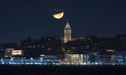 Galata Kulesi ile Yarım Ay'ın büyüleyici uyumu