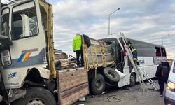 Konya'da zincirleme kaza! Yolcu otobüsü kamyona arkadan çarptı: Ölü ve yaralılar var