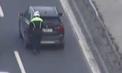 Polis köprüde kalan aracı itti, trafiği önledi