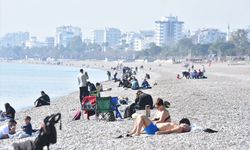 Antalya'da güneşli havayı fırsat bilenler sahillerde yoğunluk oluşturdu