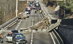 Fransa'da kayalar yola düştü, 1000'den fazla kişi trafikte mahsur kaldı