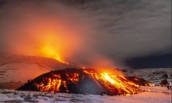 İtalya'da Etna Yanardağı'ndaki lav akışı sürüyor